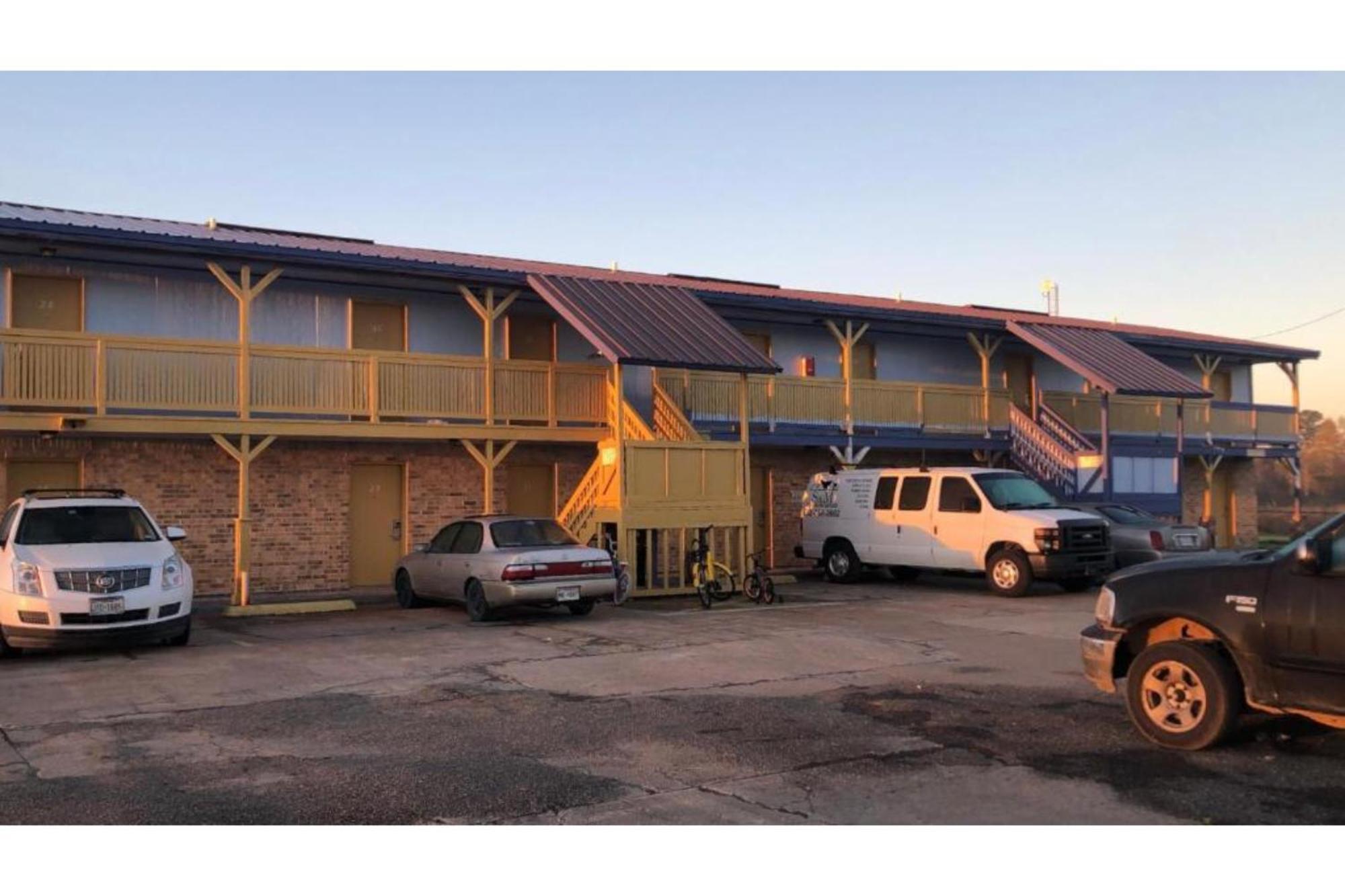 Lake Country Inn Riverside Exterior photo